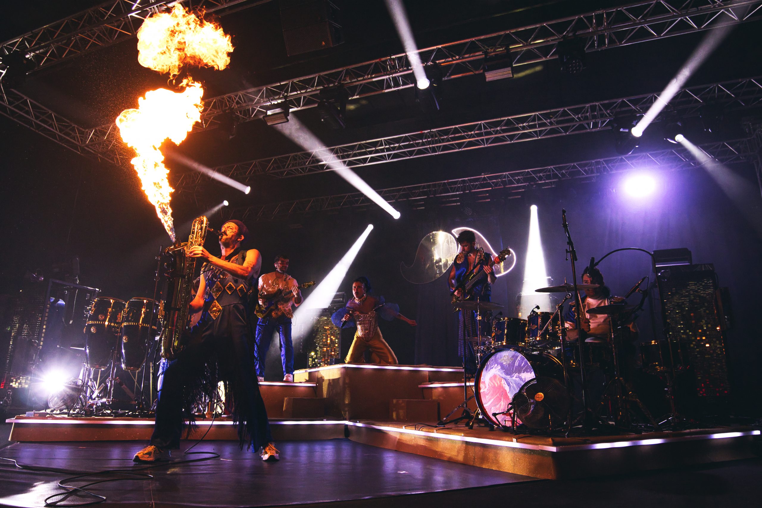 Deluxe - Moustache - Live